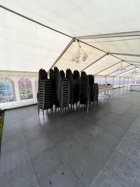 Stablede stole klar til opstilling i partytelt
